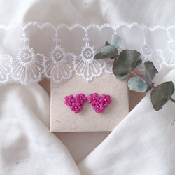 刺繍糸で編んだ小さいお花♡ハート ピンク 小さいイヤリング 小さいピアス 3枚目の画像