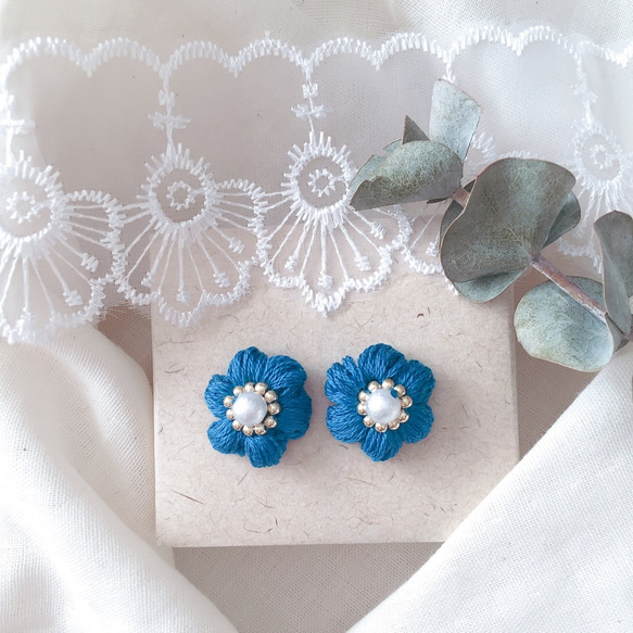 刺繍糸で編んだころんとふっくらしたお花♡ブルー コットンパール イヤリング ピアス 2枚目の画像