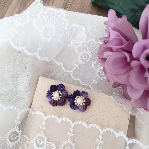 刺繍糸で編んだころんとふっくらしたお花♡グラデーションパープル コットンパール イヤリング ピアス 2枚目の画像