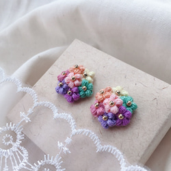 刺繍糸で編んだ小さいお花のブーケ♡ユメカワ ピアス イヤリング 1枚目の画像