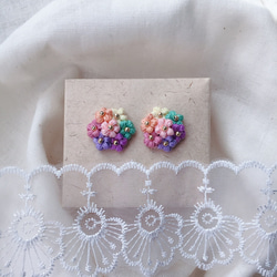 刺繍糸で編んだ小さいお花のブーケ♡ユメカワ ピアス イヤリング 2枚目の画像