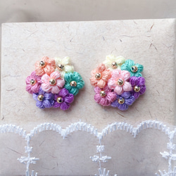 刺繍糸で編んだ小さいお花のブーケ♡ユメカワ ピアス イヤリング 3枚目の画像