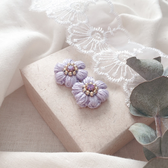 刺繍糸で編んだころんとふっくらしたお花❁アメジスト クリスタル イヤリング ピアス 2枚目の画像