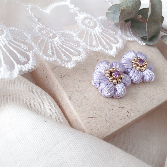 刺繍糸で編んだころんとふっくらしたお花❁アメジスト クリスタル イヤリング ピアス 3枚目の画像