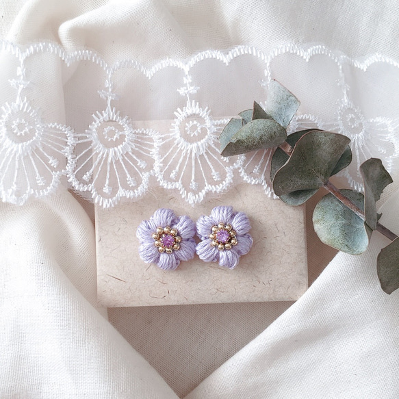 刺繍糸で編んだころんとふっくらしたお花❁アメジスト クリスタル イヤリング ピアス 4枚目の画像