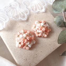 お花のシルエットをデザインしたやわらかなお花のピアス K18PG