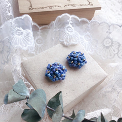 刺繍糸で編んだ小さなお花のブーケ❁紫陽花ブルー　イヤリング　ピアス　アレルギー対応あり 2枚目の画像