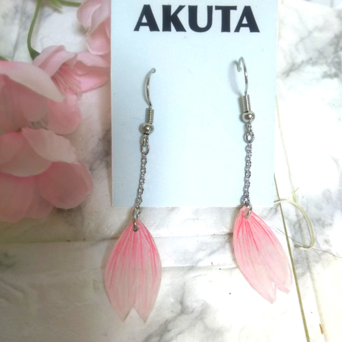 ひとひらの桜の花びらピアス ピアス（フック・チェーン） AKUTA 通販 