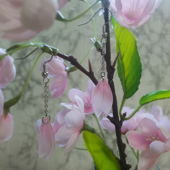 ひとひらの桜の花びらピアス 5枚目の画像