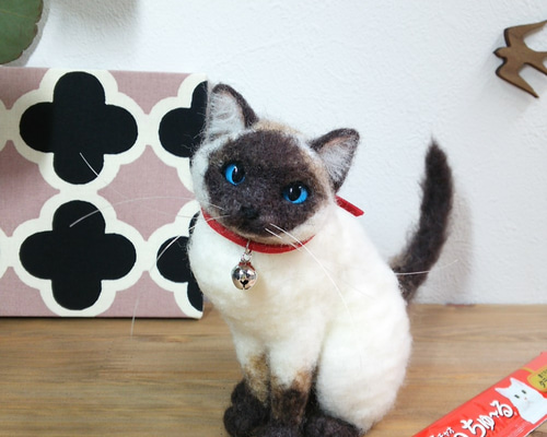 羊毛フェルト　猫　（もりりん。様おまとめ分）　シャム猫のバッグチャーム 羊毛フェルト ハンドメイド カゴの中のシャム猫の子猫ちゃん 猫