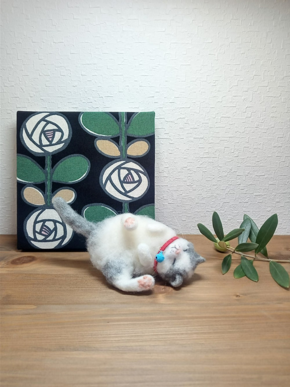 【羊毛フェルト】グレーと白のブチ猫　眠すぎver.【猫】 3枚目の画像