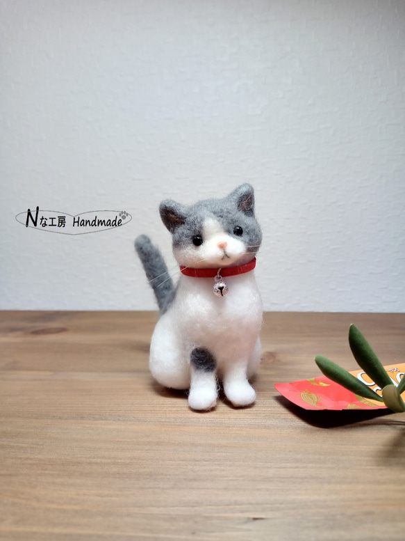 羊毛フェルト猫 グレーと白 キジ白猫立体羊毛フェルト | iichi 日々の