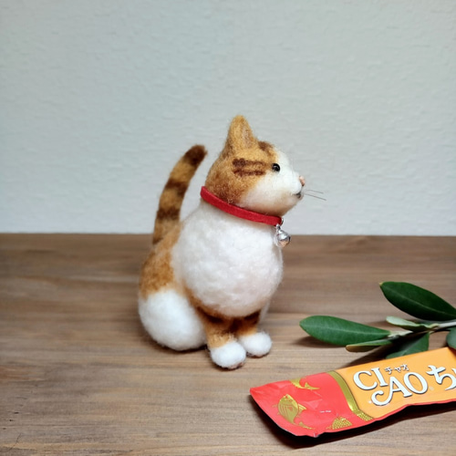 羊毛フェルト 猫 茶白猫雑貨 ぬいぐるみ マスコット くま耳帽子の茶白猫 ぬいぐるみ（Mサイズ） 羊毛フェルト 置物