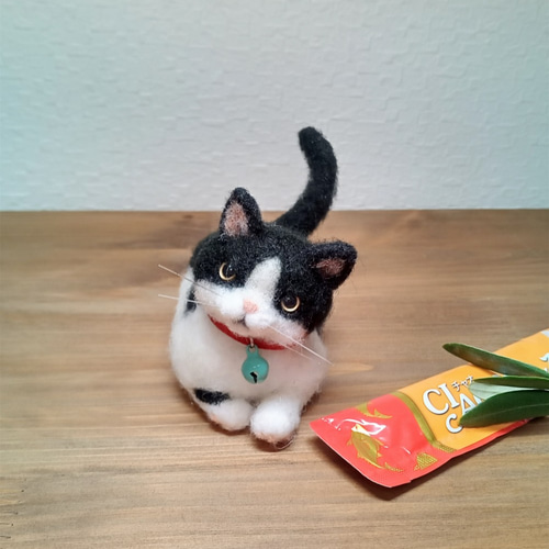羊毛フェルト　猫(ハチワレ猫) 羊毛フェルト 香箱座りのハチワレ猫ちゃん🐱 いつもの作品より