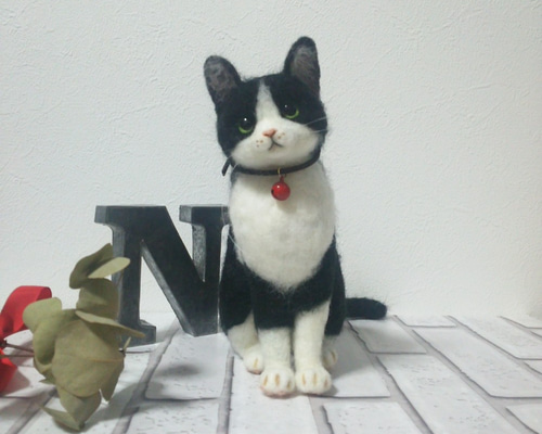 羊毛フェルト　猫　猫フレーム ハチワレ黒猫ちゃん 白黒ハチワレのフレーム猫 羊毛フェルト 猫 リアル ぬいぐるみ