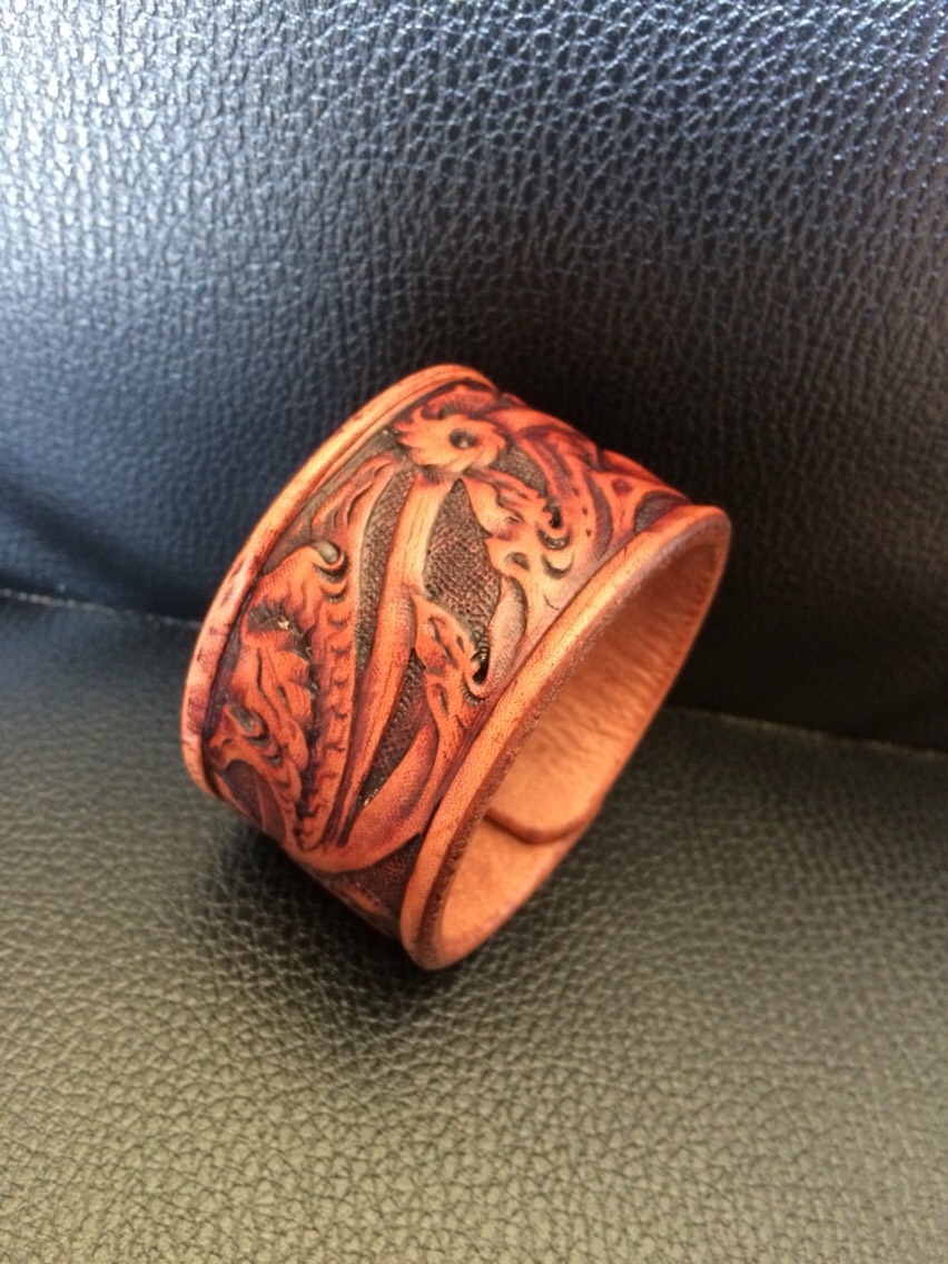 唐草模様のカービング レザーブレスレット★バングル／アカンサス