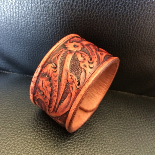 唐草模様のカービング レザーブレスレット☆バングル／アカンサス