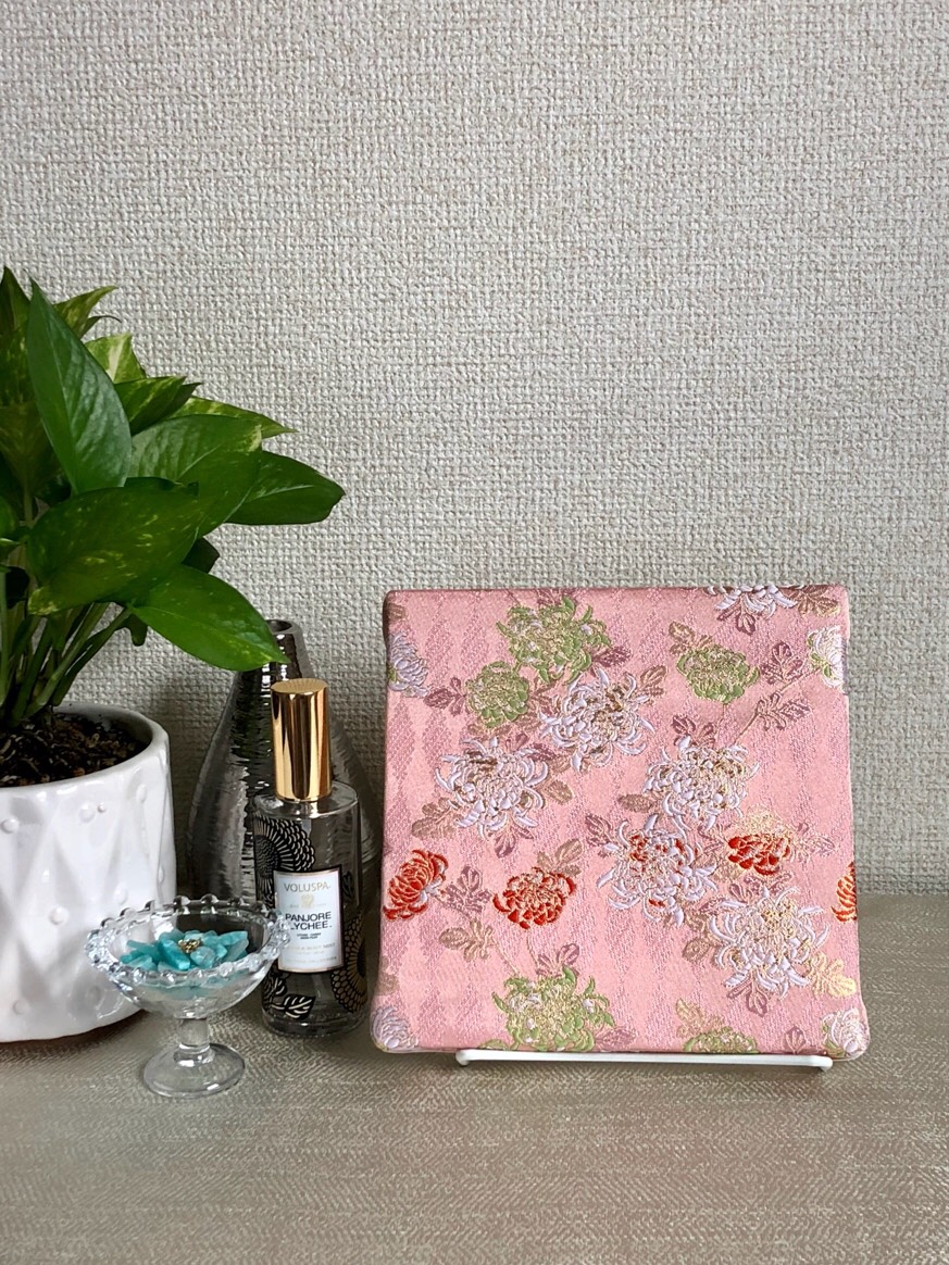 【受注製作】可愛らしく上品で鮮やかな菊が散りばめられた着物帯生地アートパネル