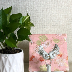 【受注製作】可愛らしく上品で鮮やかな菊が散りばめられた着物帯生地アートパネル 2枚目の画像
