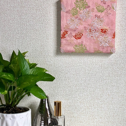 【受注製作】可愛らしく上品で鮮やかな菊が散りばめられた着物帯生地アートパネル 3枚目の画像