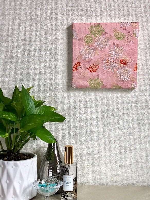 【受注製作】可愛らしく上品で鮮やかな菊が散りばめられた着物帯生地アートパネル 3枚目の画像