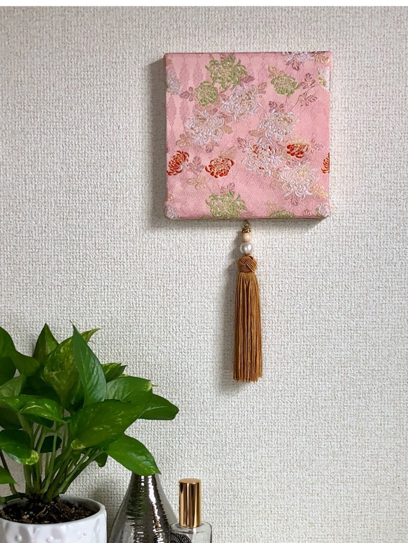 【受注製作】可愛らしく上品で鮮やかな菊が散りばめられた着物帯生地アートパネル 5枚目の画像