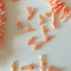 【送料無料】クリームピンク珊瑚ビーズ100個 2枚目の画像