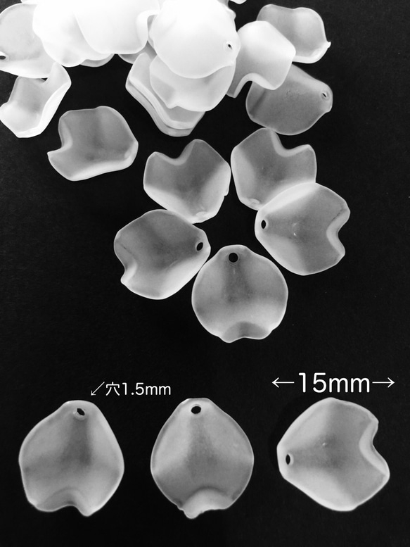 つや消しアクリルホワイト花びら40個 2枚目の画像