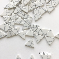 合成ターコイズ(ホワイト)三角カボション２０個 2枚目の画像