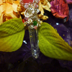 インカローズ（１２ｍｍ）×水晶(氷柱カット）　剣型ペンダント 4枚目の画像
