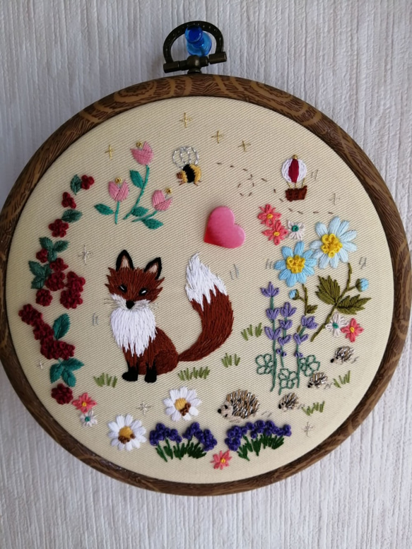英国裏庭の真実』キツネ刺繍壁飾り(大） タペストリー・壁掛け