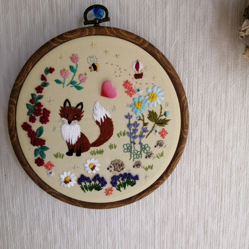 英国裏庭の真実』キツネ刺繍壁飾り(大） タペストリー・壁掛け