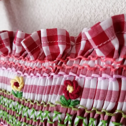 95】赤いリボン付きスモッキング刺繍のギンガムチェック・サン