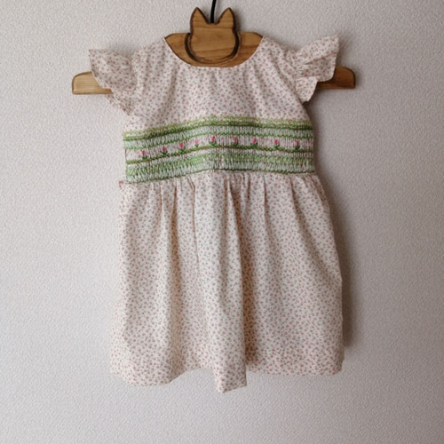 90】ピンク小花柄のスモッキング刺繍ワンピース 子供服