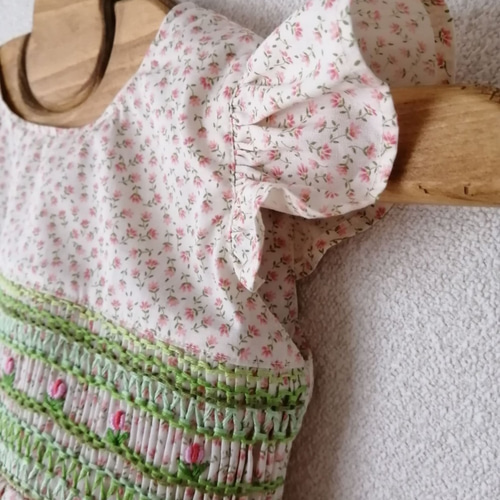 【超美品】ワンダフルワールド　スモッキング刺繍小花ブーケ柄ワンピース 日本製 子供服】 小花柄スモッキング刺繍ワンピース ［100