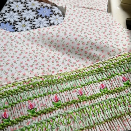 90】ピンク小花柄のスモッキング刺繍ワンピース 子供服