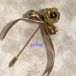 リボンと巻きバラのラペルピン オーガンジーリボンとゴールド巻きバラのハットピン 2枚目の画像
