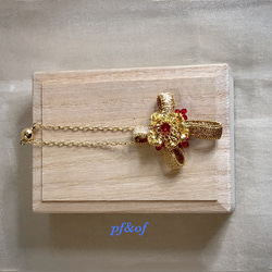 ゴールドと赤のビーズの十字架の首飾り 9枚目の画像