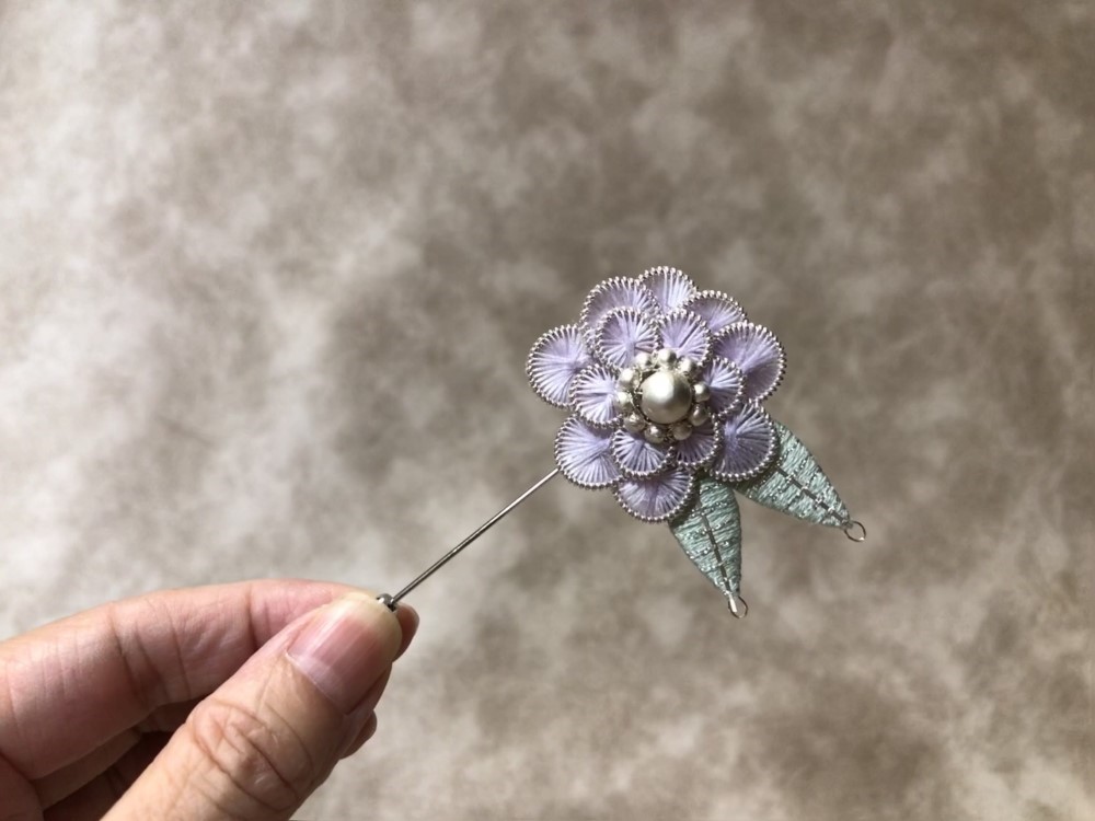 ラペルピン　刺繡糸のピン　日本刺繡糸「夢みごち」