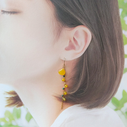 揺れるミモザのロングピアス／イヤリング サージカルステンレス