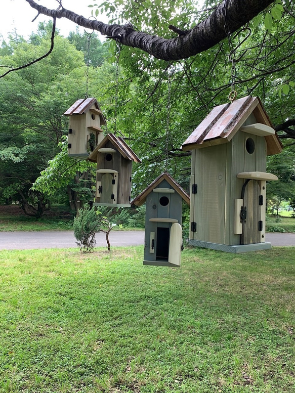 トタン屋根付き木製バードハウスＣ　フヌィユ 1枚目の画像