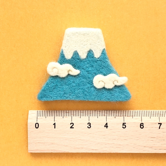 羊毛フェルトのブローチ　縁起物シリーズ富士山　 3枚目の画像
