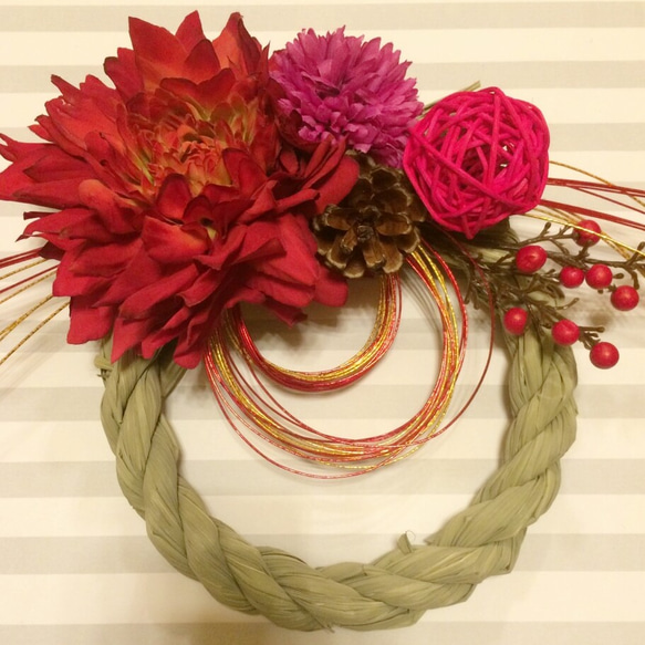 しめ縄リース　赤ダリア 赤ダリアのしめ縄正月飾り しめ縄・しめ飾り MDESIGN 通販 1587144