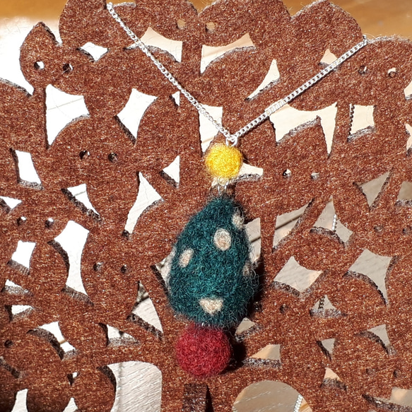 やさしい小猿クリスマスツリーの羊毛フェルトネックレス 1枚目の画像