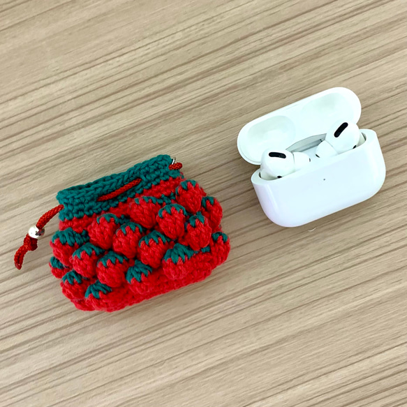<合計販売数33点>ストロベリー  iphoneのAirPods Proケース　専用ホルダー 1枚目の画像