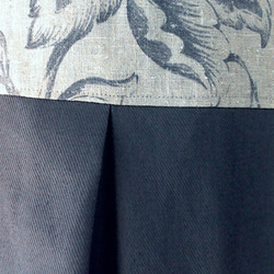 ノースリーブのタックリネンワンピース　＜ベージュ地（グレー花柄プリント）×グレー　ＹＵＷＡプリント＞ 3枚目の画像