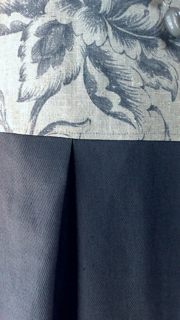 ノースリーブのタックリネンワンピース　＜ベージュ地（グレー花柄プリント）×グレー　ＹＵＷＡプリント＞ 3枚目の画像