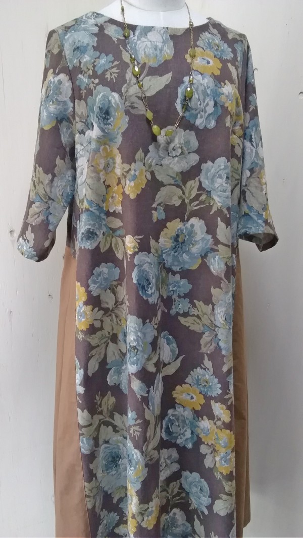 【送料無料】脇タックワンピース　＜YUWAプリント ブルー花柄×ブラウン＞
