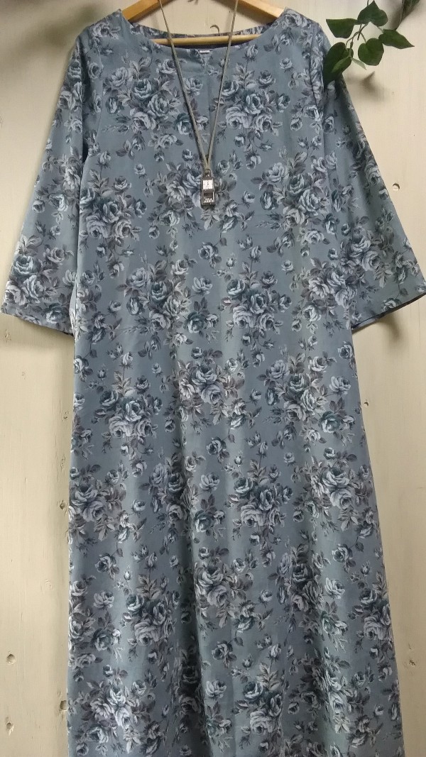 【送料無料】後ろタックのＡラインロングワンピース＜YUWAコーデュロイ×ブルーグレー×ブルー系プリント＞