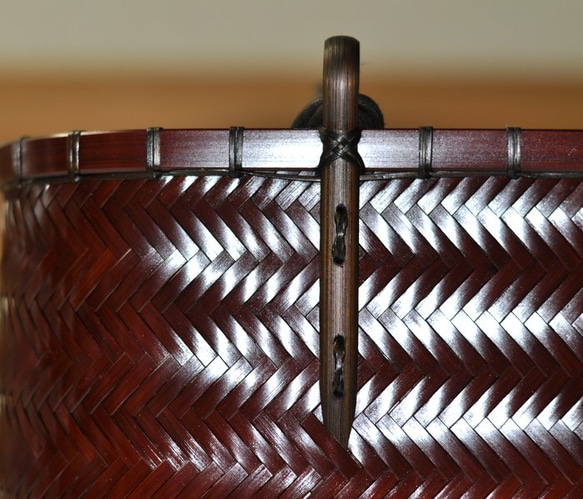 竹かごバッグ　網代編み２Ｌ低い　紐手　茶　職人手作りの竹バッグ 8枚目の画像